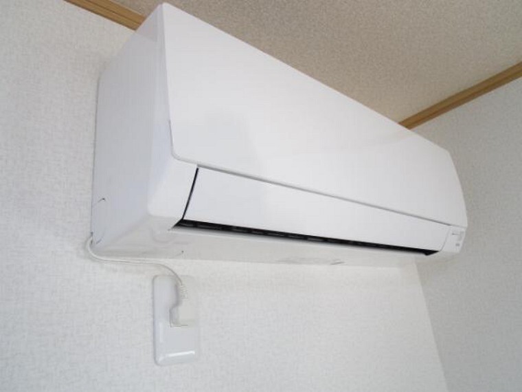 専用部・室内写真 【同仕様写真】1階LDKにはエアコンを1台設置する予定です。お引越ししたその日からお使いいただけるので、お部屋で快適に過ごせます。