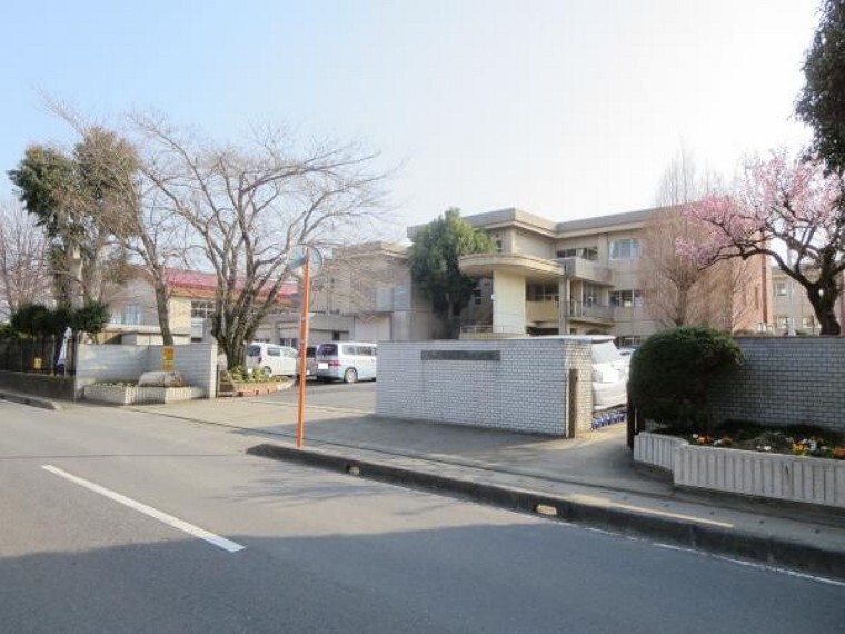 小学校 【近隣施設/小学校】吉沢小学校まで2.1km(徒歩27分)。少し長い距離ですが、集団登下校でお友達とお話ししながらだと楽しい距離。成長期にしっかり運動、歩くことで健康的になりますね。
