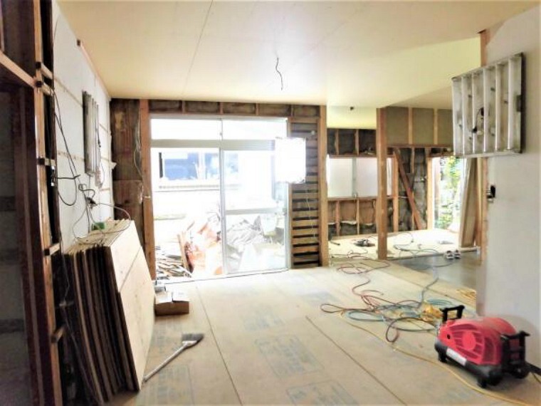 【現在リフォーム中】リビングの別アングルです。掃き出し窓があり、廊下を使わず各洋室に入れます。ウトウトしたらすぐに寝室へ行けるのは嬉しいですね。