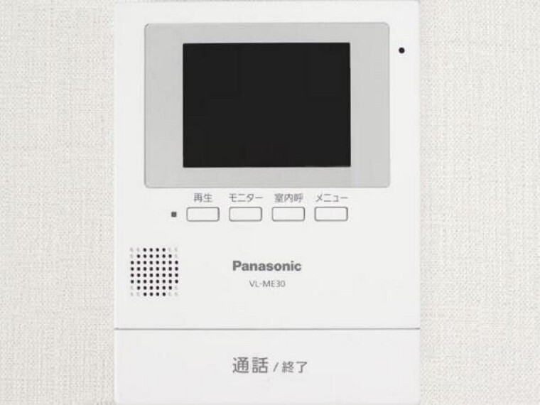 専用部・室内写真 【同仕様写真】新しく設置するドアホンはカラーモニター付き。リビングに設置のモニターで玄関にいらしたお客様を確認してから応対できます。留守中の来客も記録できるので防犯面でも安心ですね。
