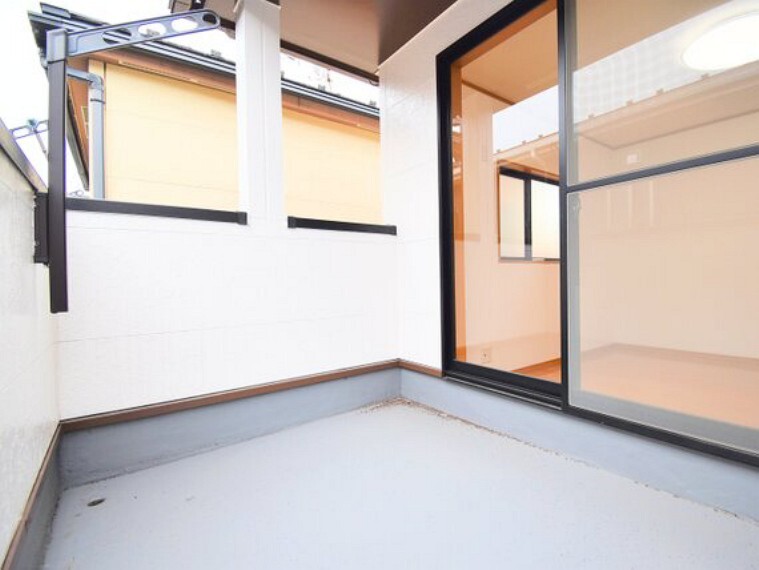 バルコニー たくさんの日差しと風を受け洗濯物もすぐに乾きそうですね。