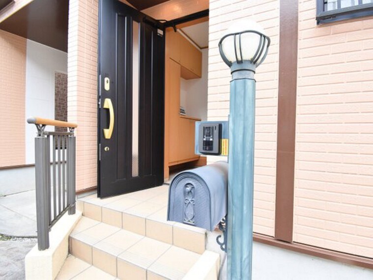 玄関 家のシンボルともいえる玄関は訪れる人を魅了します。