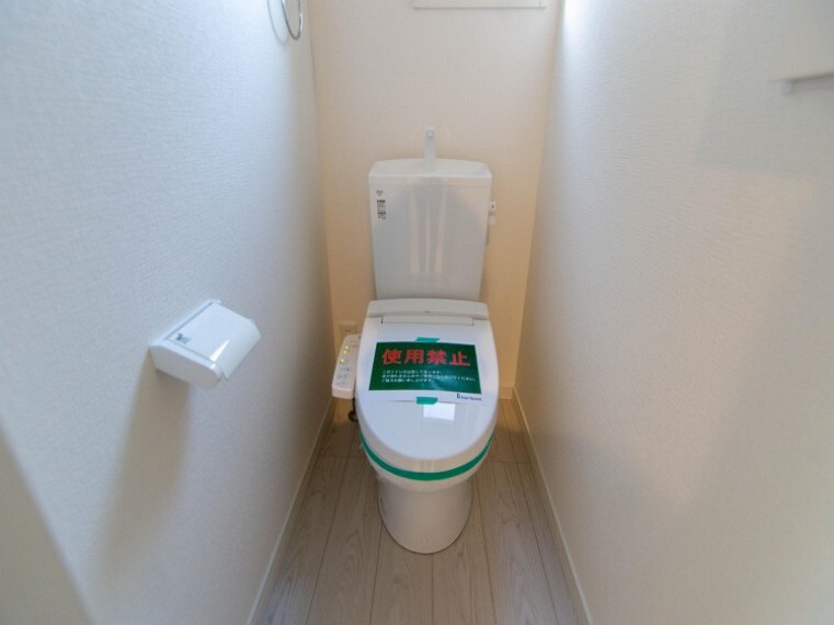 トイレ トイレはシンプルにホワイトで統一。多機能型の温水洗浄付きトイレを標準設置しています。
