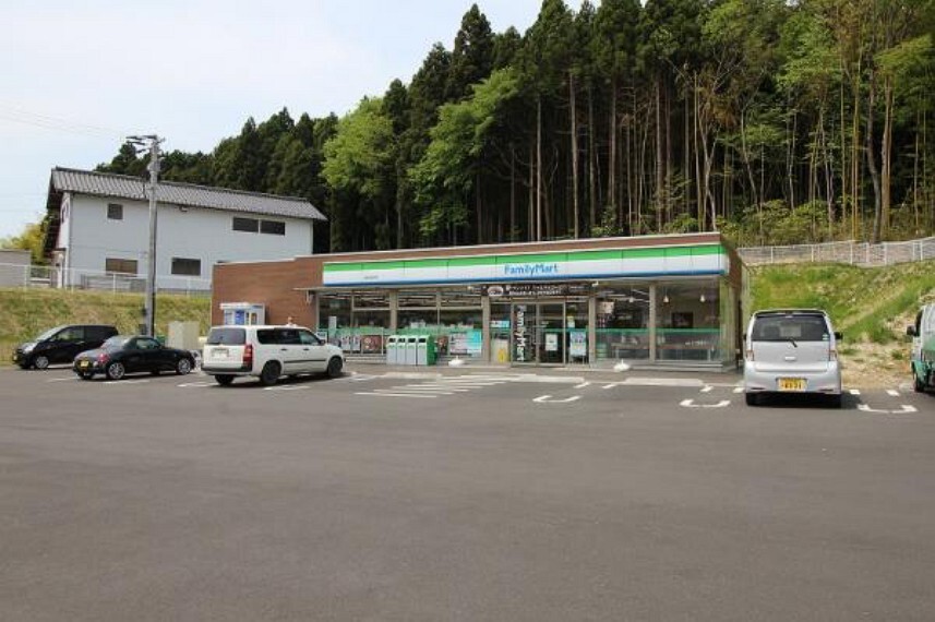 コンビニ ファミリーマート泉丸田沢店