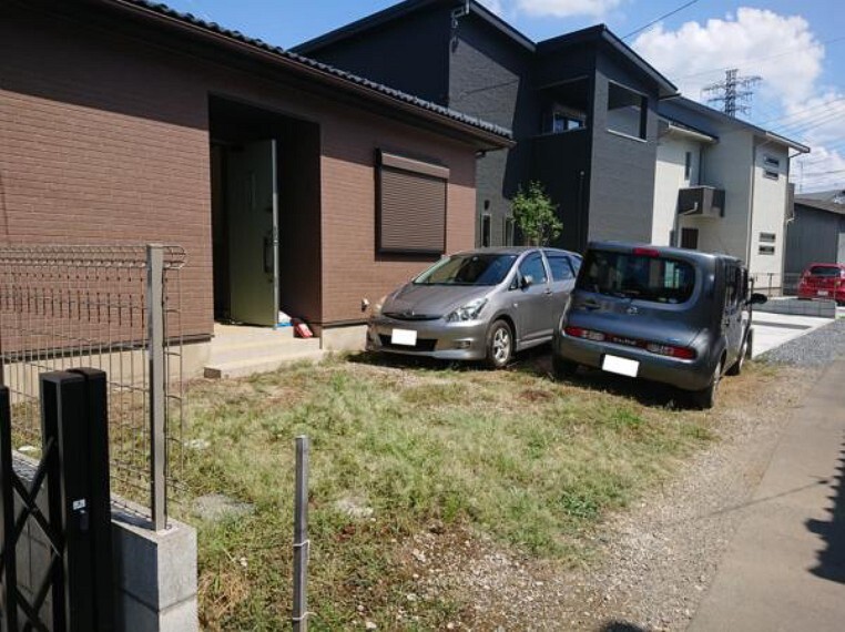外観写真 【リフォーム前】駐車場は並列2台停められるほどの広さがございます。整備してお引渡し致します。