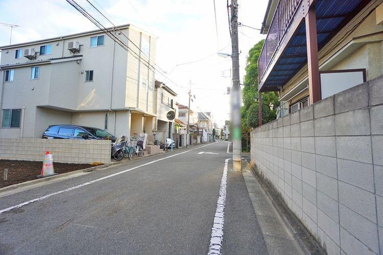 現況写真 道路も広く、綺麗!そして明るい住宅街。好感の持てる立地ですね。環境選びも大事なポイントです。