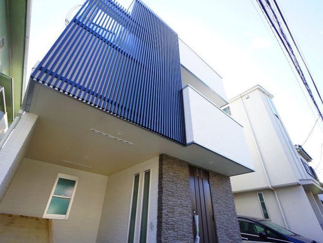 現況写真 建物約150m2前後ある非常に大型な新築戸建です。建物は外観から通常の建売と一線を画すゴージャスな仕様がご確認頂けます。周りが2階建てメインのエリアというのもうれしいポイントです。