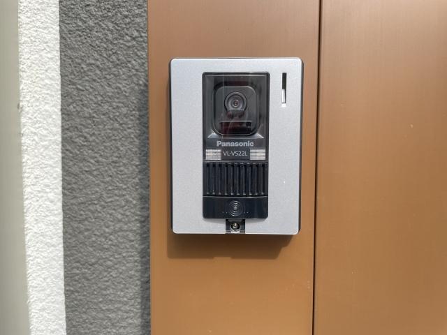 玄関 一目で分かるカラーTVモニター付きのインターフォンだから誰が来たか一目瞭然