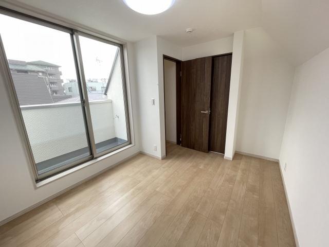 洋室 バルコニーに続くお部屋は陽当たり良好