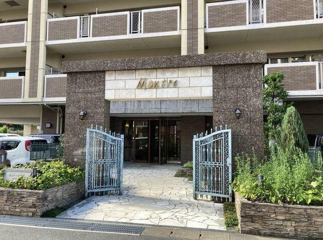 エントランス(外) 駐車場3000円/月。 バイク置場・駐輪場無料。