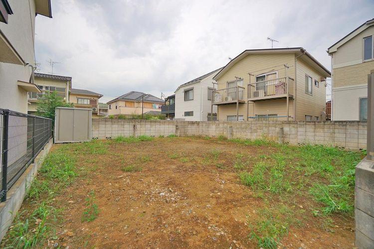 現況写真 現地は建蔽率40%・容積率100%の低層住居地域。建物の間隔にゆとりがあり、開放感のある住環境です。