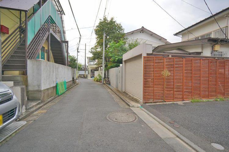 現況写真 比較的交通量の少ない前面道路。小さいお子様と一緒でも、安心してお散歩ができますね。