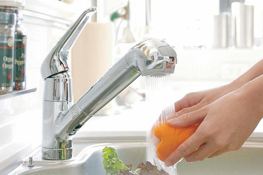 浄水器付き一体型蛇口 蛇口と浄水器を一体化。浄水器ごとホースが引き出せるのでシンクの掃除も簡単