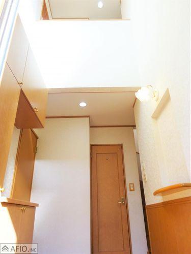 玄関 開放感のある広々とした吹抜け玄関