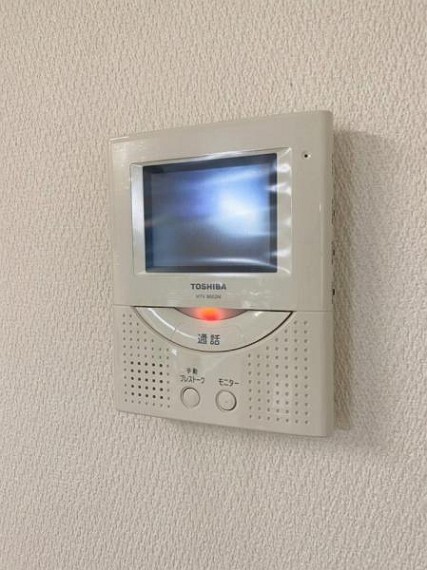 防犯設備 (TVモニター付きインターホン)相手の顔を見ながら落ち着いて対応できるTVモニター付きインターホン付き!