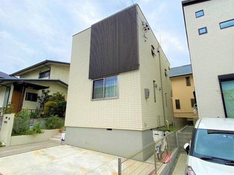 外観写真 屋上付き!お洗濯物を干したり、お子様を遊ばせたりできますね
