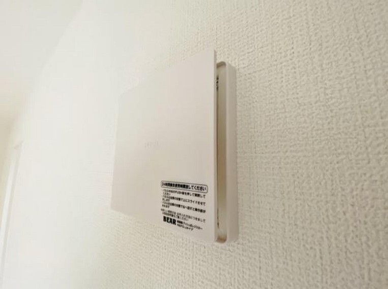 お部屋の中の空気を24時間循環・換気するシステムです。 きれいな空気を取り入れることができ、カビを発生させる結露や湿気を防ぐことに役立ちます。