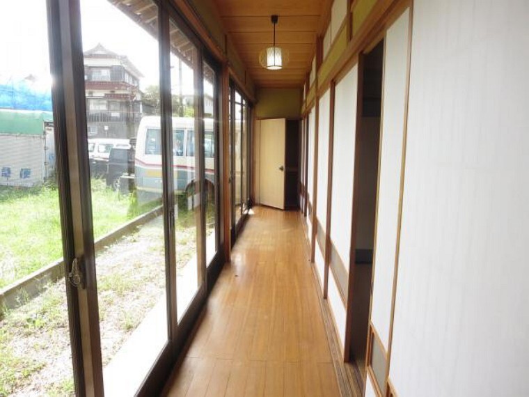和室 縁側はきれいにクリーニングしました。南側なので日当たりが良く庭にも出ることができます。