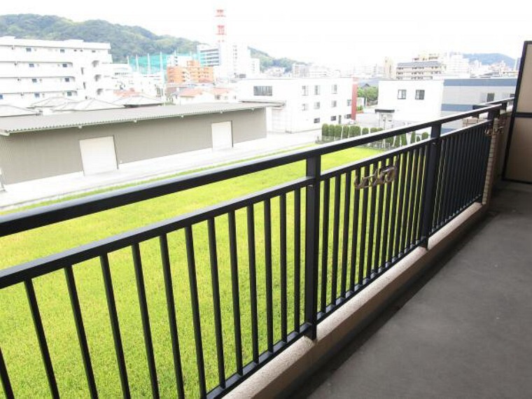 バルコニー 【リフォーム中】東側のベランダです。前面に高い建物がなく見晴らしが良いです。
