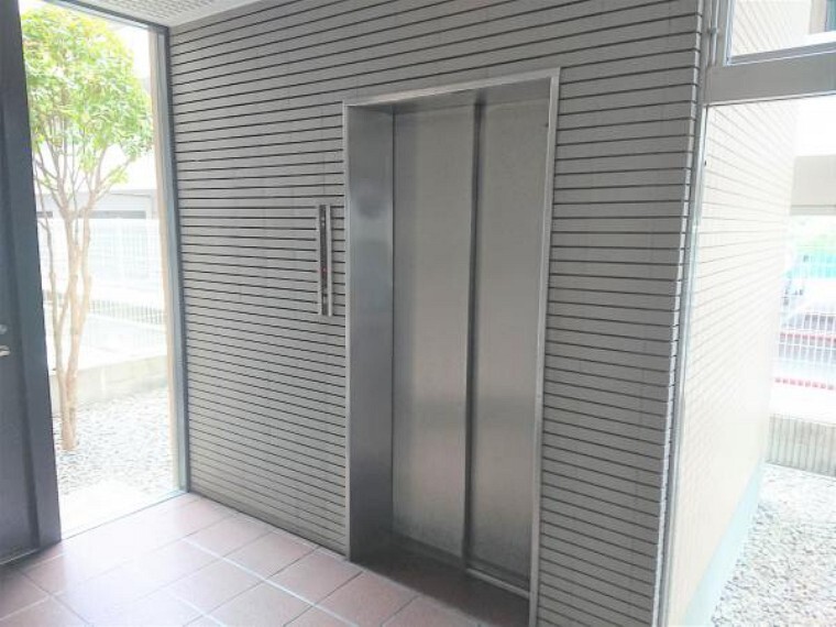 ロビー マンションには、エレベーターがあるので、各階間の移動も安心です。