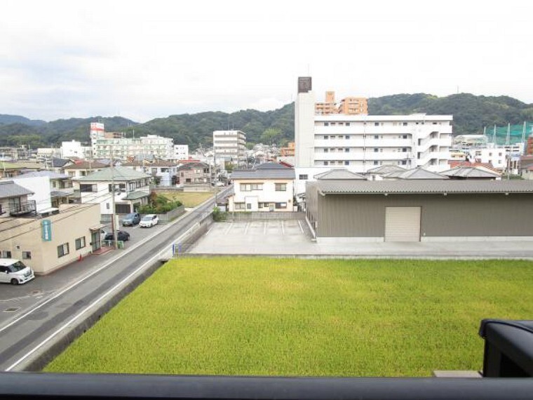 眺望 ベランダから東側に向けての眺望です。東向きのベランダですので、気持ちの良い朝が迎えられそうです。