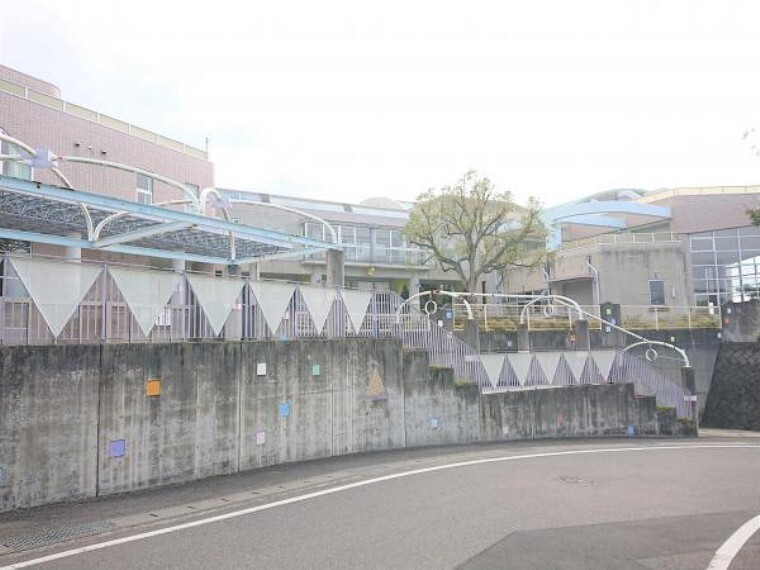 小学校 【周辺写真】姫山小学校まで900m(徒歩12分)。この距離なら小さなお子さんでも安心して通えますね。