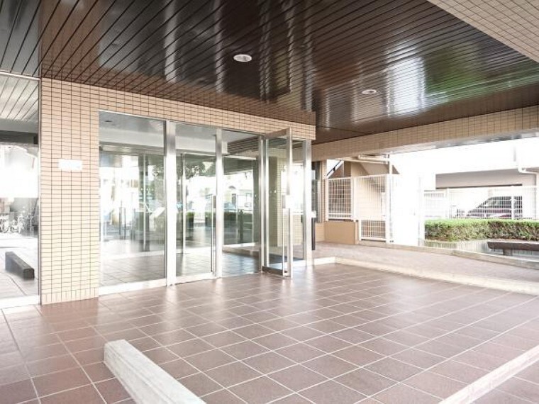 外観写真 マンションの入り口の様子です。スロープもあるので、ご高齢の方や小さなお子さんでも安心です。