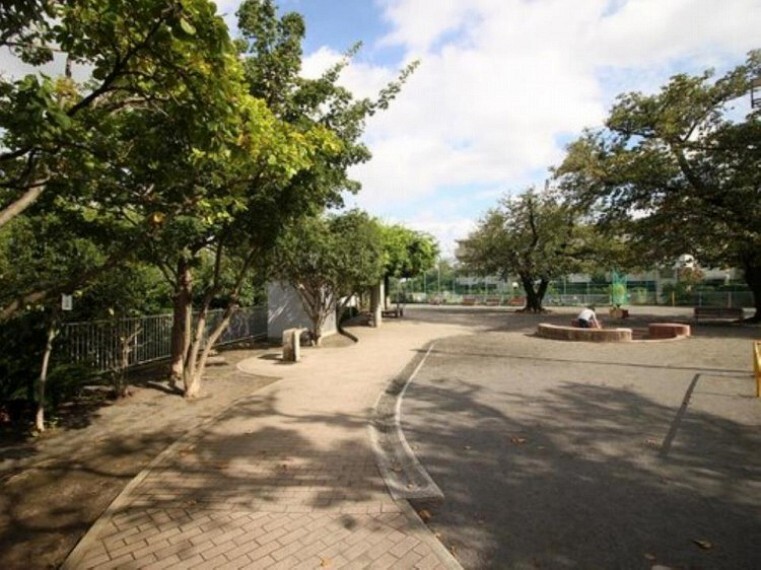公園 霞台公園(高台にあり見晴らしの良い公園です。広い広場と多目的遊具やブランコがあり、小さなお子様も楽しく遊べそうです。)