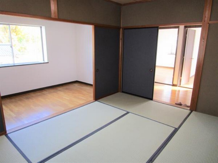 【リフォーム中】2階の和室です。畳の表替えを行いました。襖、障子を張り替え、続きの洋室部分はクロスの張り替えを行っております。