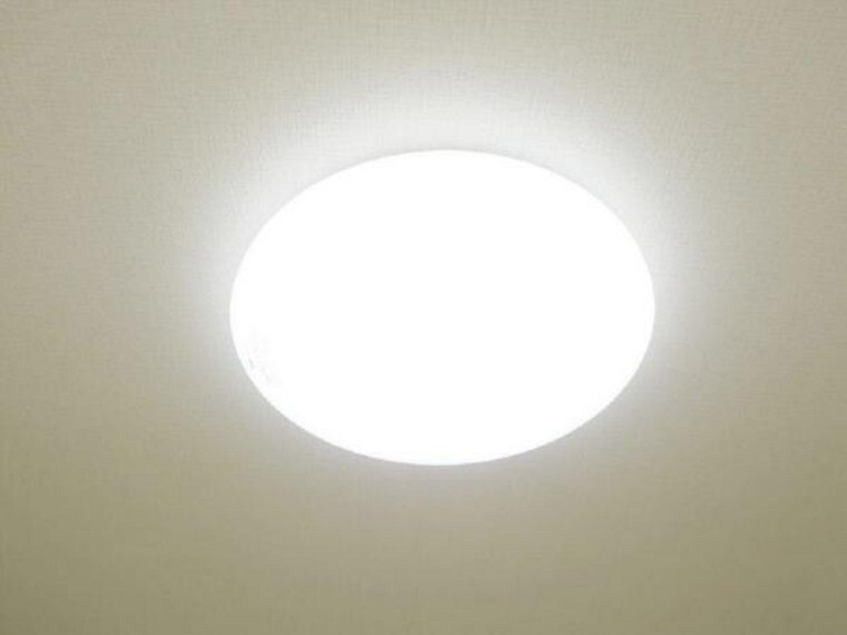 【同仕様写真】各居室の照明器具は新品交換します。照明器具は設置した状態でお引渡しを致しますのでお客様が別途ご購入いただく必要はございません。