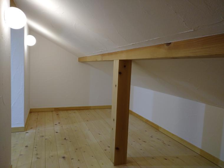 収納 シーズン物の衣類や小物、家電類もすっきり片付く小屋裏収納です。