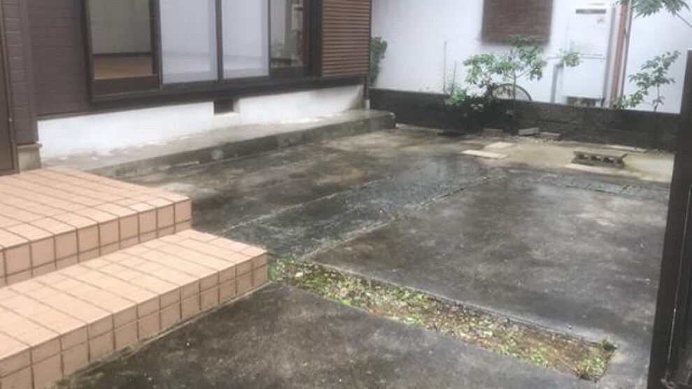 玄関 玄関横には花壇などを置けるスペースがあります。