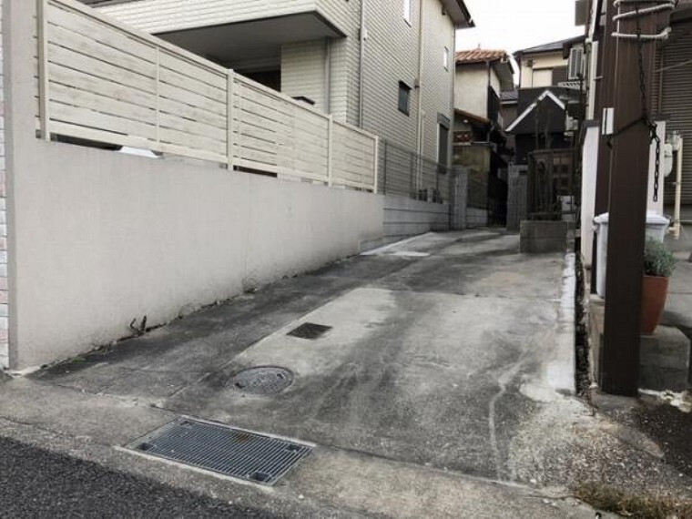 キッチン システムキッチンは下の段までたっぷり収納できます。