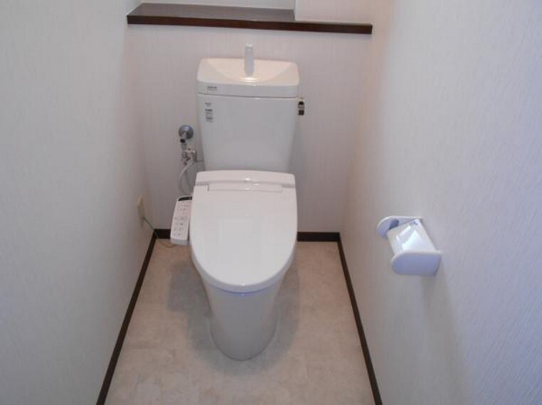 トイレ 【トイレ】ウォシュレット機能付きのトイレは各フロアに配置。(新品交換済)