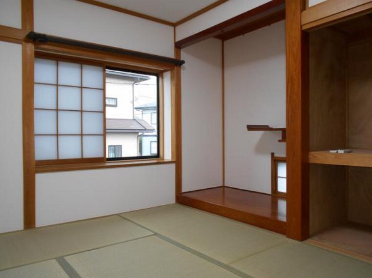 現況写真 【和室】床の間と押入れ付きのゆとりある和室。
