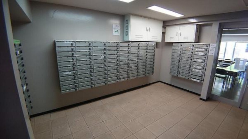 集合ポストで郵便物の出し入れも楽です。鍵付きで安心ですね!