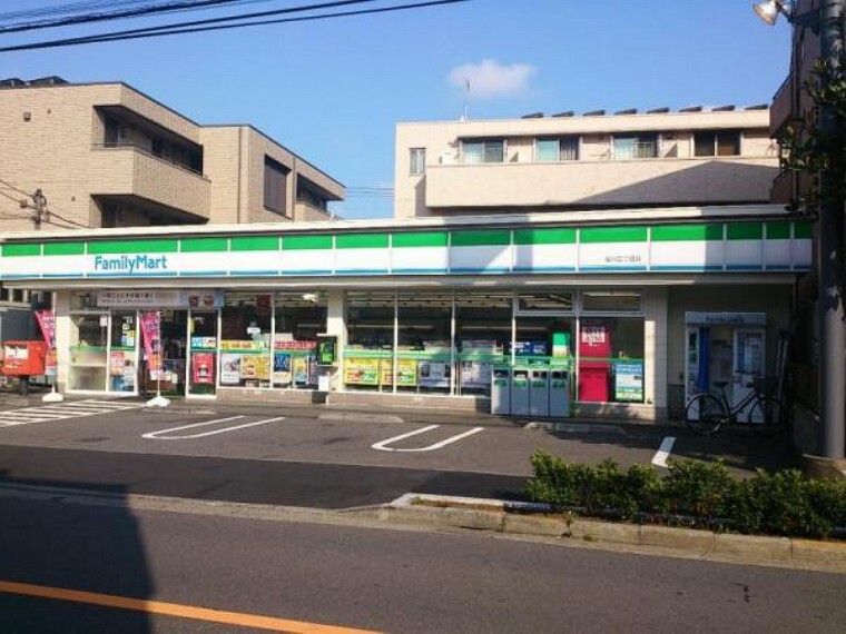 コンビニ ファミリーマート 桜川三丁目店:急な買い物にも便利な徒歩3分!(246m)