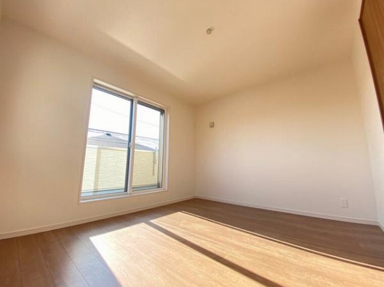 洋室 こちらのお部屋はバルニコーに面しており、日当たり、通風ともに良好です!お布団などもサッと干せて便利ですね