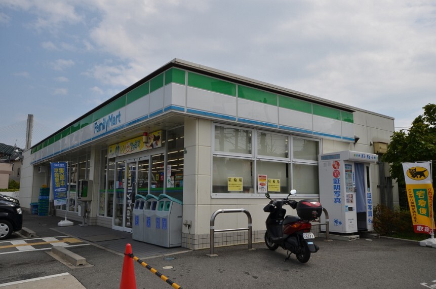 コンビニ 【コンビニエンスストア】ファミリーマート川西中央店まで357m