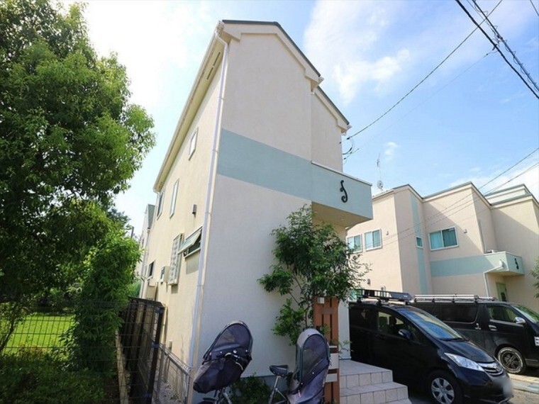専用部・室内写真 閑静な住宅地。通風・採光にも優れ、心地よい光と風があふれています。 贅沢といえるほどの豊かな居住性と、プライドを満たすクオリティが見事に調和した住空間。