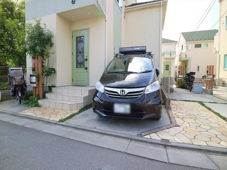 駐車場 充分な駐車スペース!間口が広いので車庫入れもらくちん!