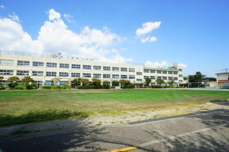小学校 徒歩6分。 中野区立美鳩小学校