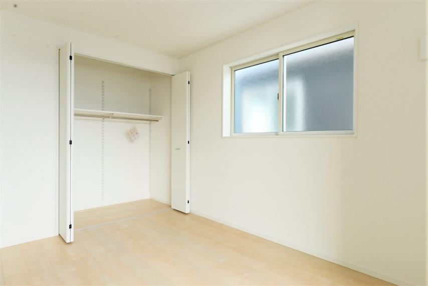 洋室 各部屋を最大限に広く使って頂ける様、全居住スペースに収納付。プライベートルームをゆったりと快適にお使いいただけます。