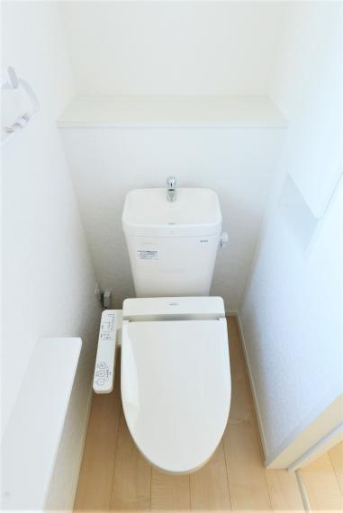 トイレ 温水洗浄便座仕様。小窓があり明るく通気性のあるトイレ。