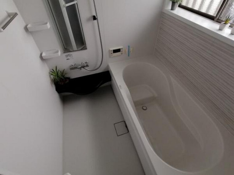 浴室 追い焚き機能付きの給湯器でバスタイムがゆっくりお過ごしいただけます