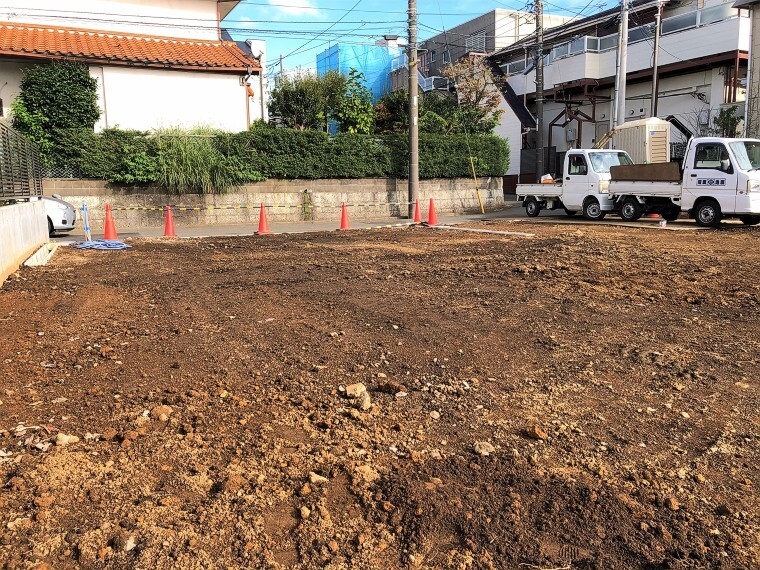 現況写真 閑静な住宅地で子育て家族にピッタリ。お散歩も快適な緑に恵まれたエリアで、自然に包まれた穏やかな暮らし、ゆとりある住環境が整っています。緑の潤いを感じながらホッと生活できそう。