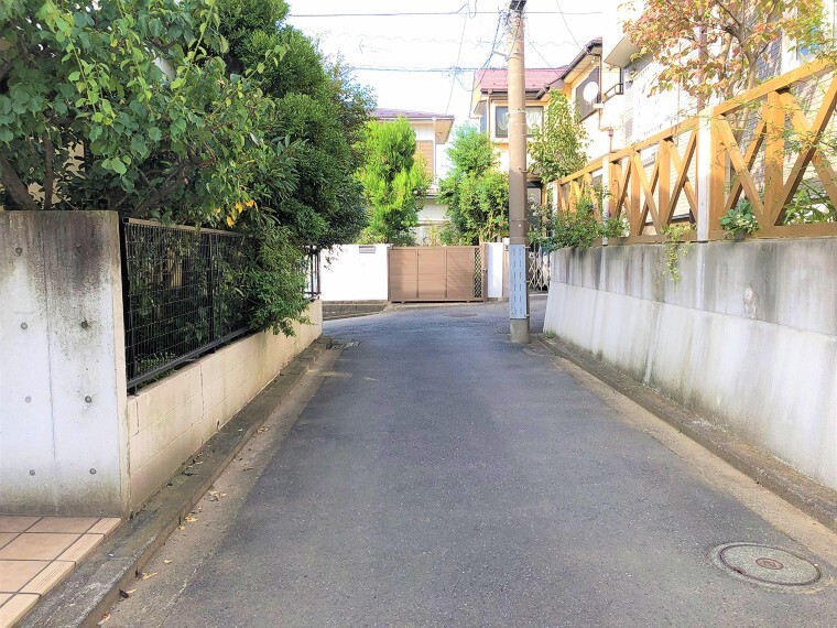 現況写真 前面道路は車通りの少ない道です。小さなお子様も安心してお過ごしいただけます。