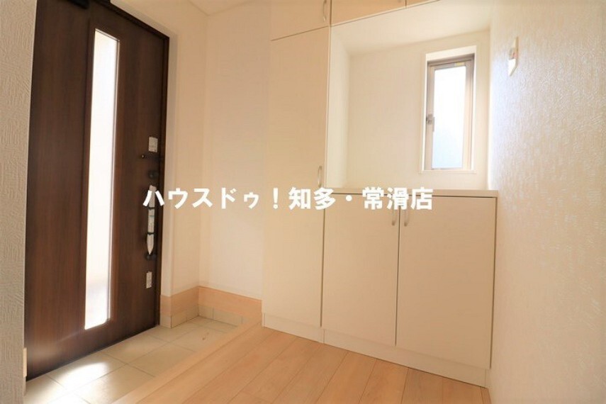 玄関 窓付きの明るい玄関は、収納もたっぷり!!