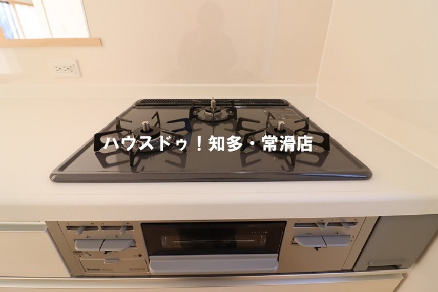 お片付け中の音やお料理中の匂いがリビングに届きづらい、セミクローズタイプのキッチン!