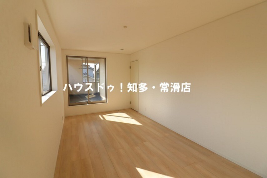 洋室 9帖洋室 バルコニーへ出入り可能な居室です。 主寝室にいかがでしょうか。
